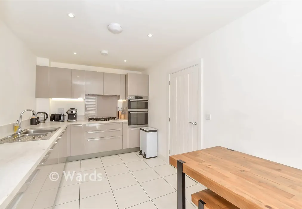 Kitchen - Conningbrook Avenue, Kennington, Ashford, Kent - Wards of Kent