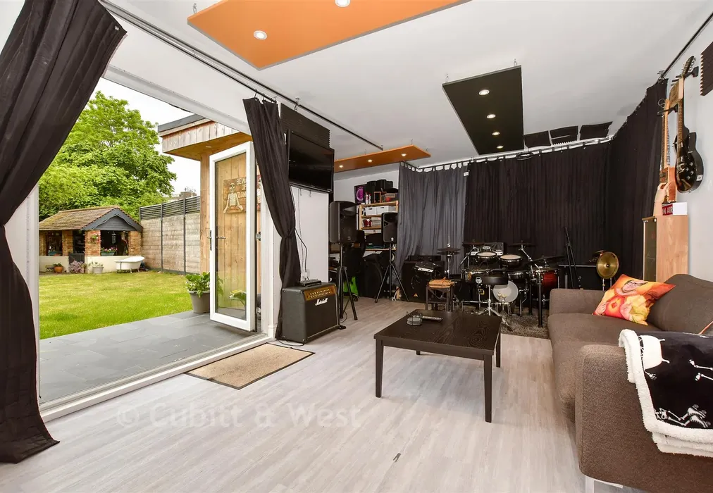 Room 1 - Camborne Road, South Sutton, Surrey - Wards of Kent
