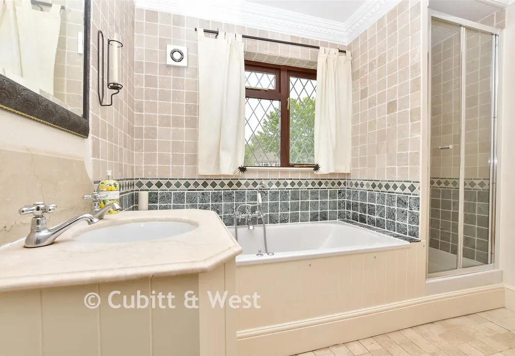 En-Suite Bathroom - Camborne Road, South Sutton, Surrey - Wards of Kent