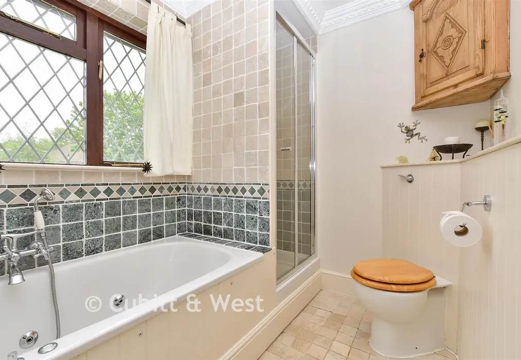 En-Suite Bathroom - Camborne Road, South Sutton, Surrey - Wards of Kent