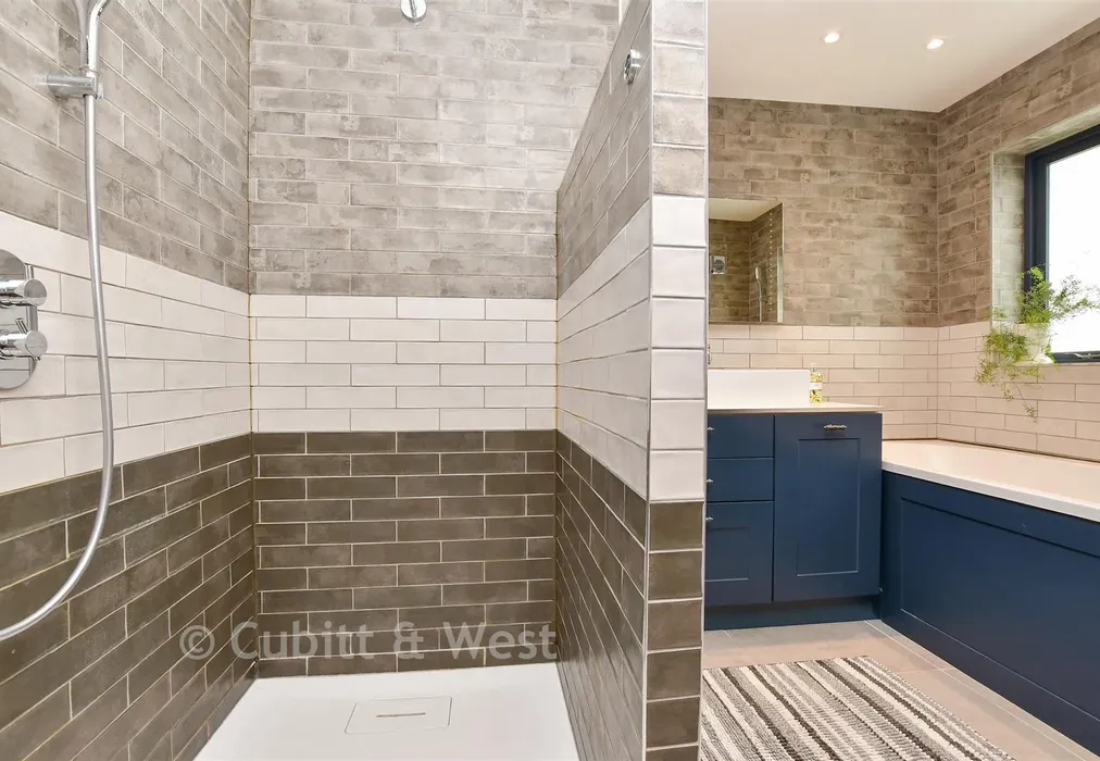 Bathroom - Camborne Road, South Sutton, Surrey - Wards of Kent
