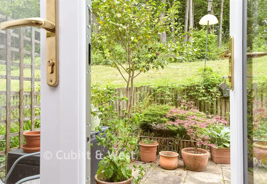 Internal Lifestyle Photograph - Bramble Close, Redhill, Surrey - Wards of Kent