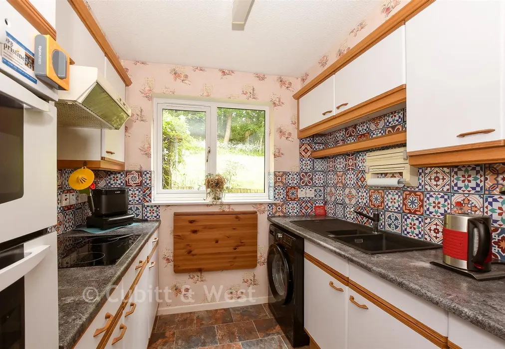 Kitchen - Bramble Close, Redhill, Surrey - Wards of Kent