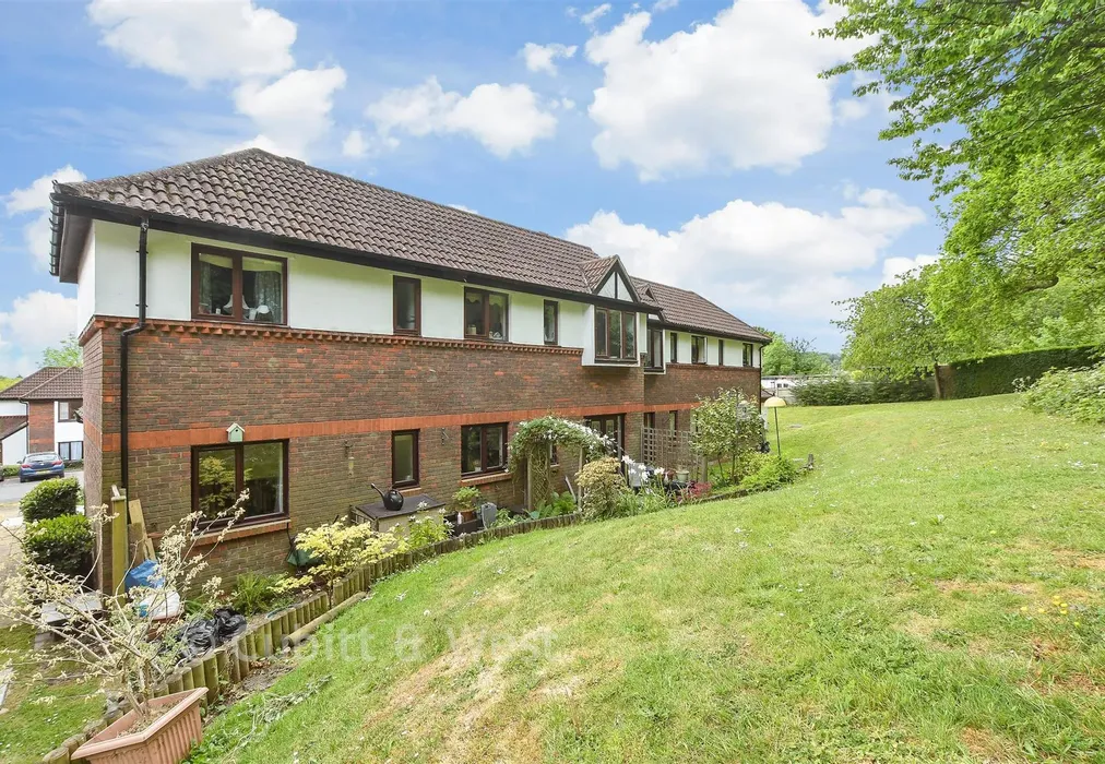 Communal Gardens - Bramble Close, Redhill, Surrey - Wards of Kent