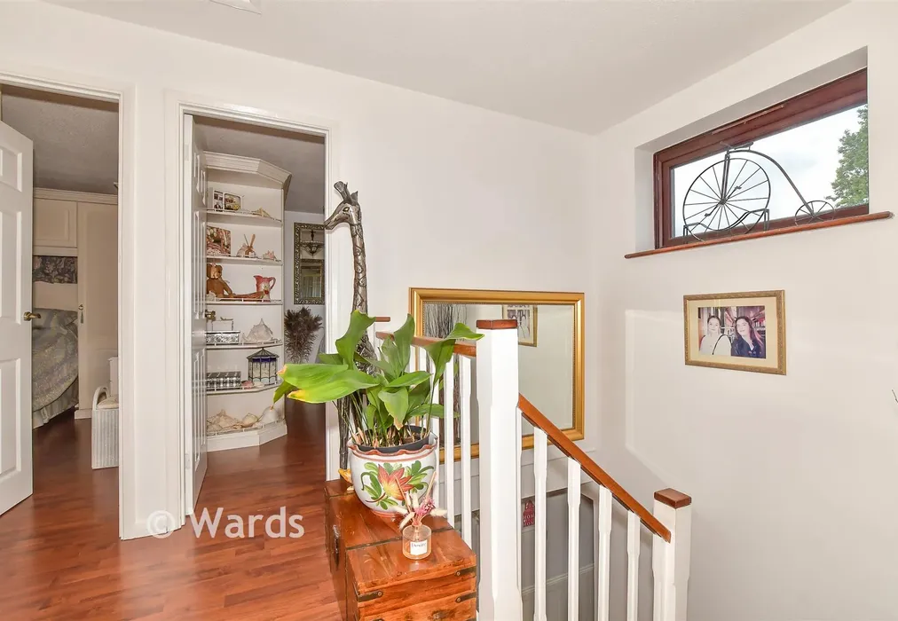 Landing - Cornwallis Avenue, Herne Bay, Kent - Wards of Kent