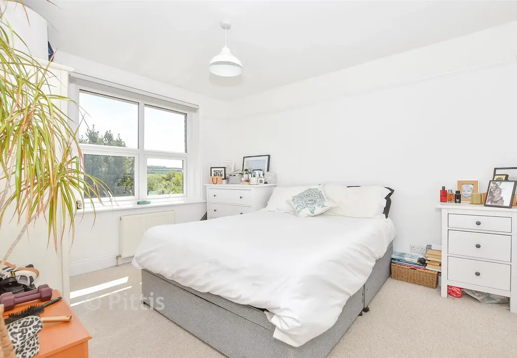 Bedroom 1 - Clatterford Road, Newport, Isle of Wight - Wards of Kent