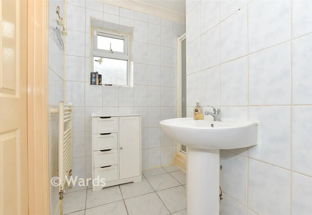 Shower Room - Clarendon Street, Dover, Kent - Wards of Kent