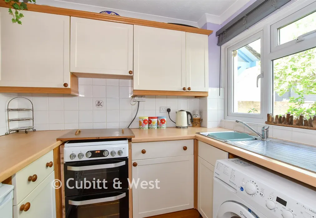 Kitchen - Beacon Way, Beaumont Park, West Sussex - Wards of Kent