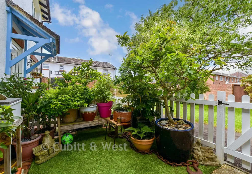 Garden - Beacon Way, Beaumont Park, West Sussex - Wards of Kent