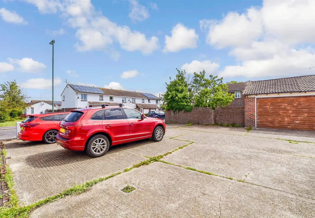 Driveway/Parking - Beacon Way, Beaumont Park, West Sussex - Wards of Kent