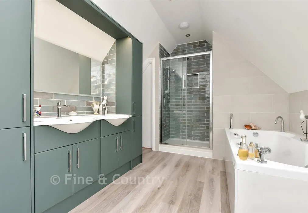 En-Suite Bathroom - Wotton Court, St Nicholas At Wade, Birchington, Kent - Wards of Kent