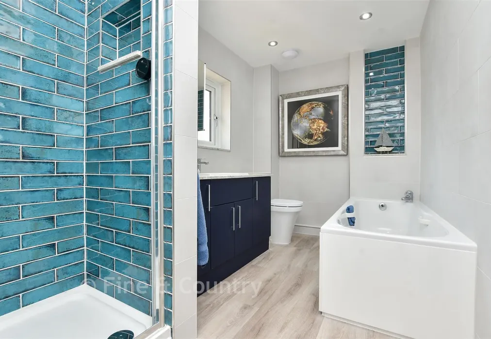 Family Bathroom - Wotton Court, St Nicholas At Wade, Birchington, Kent - Wards of Kent