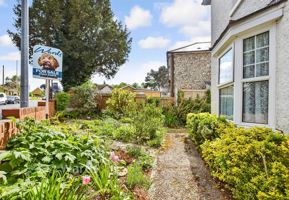 Front Garden - Sandwich Road, Whitfield, Kent - Wards of Kent