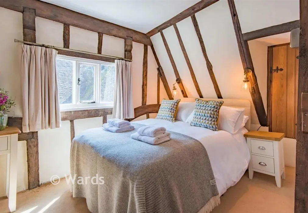 Bedroom 1 - The Street, Smarden, Kent - Wards of Kent