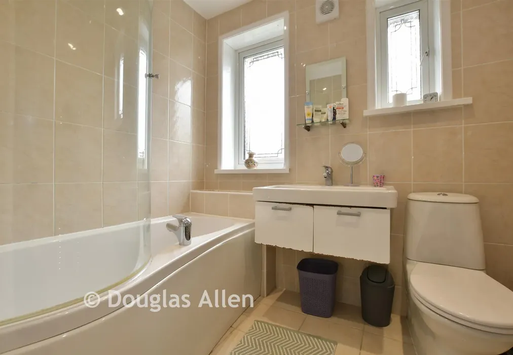 Bathroom - Bluehouse Road, Chingford - Wards of Kent