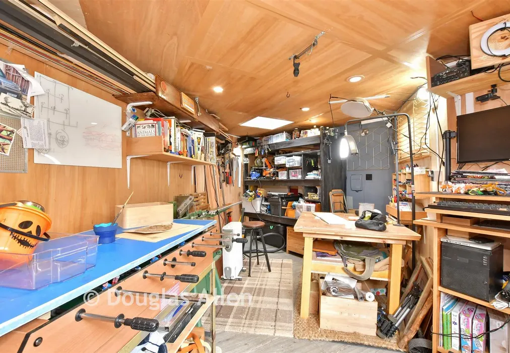 Workshop/Outbuildings - Bluehouse Road, Chingford - Wards of Kent