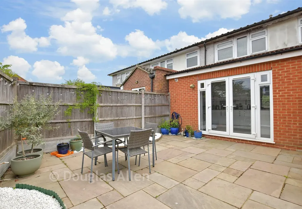 Rear Garden - Coopersale, Coopersale, Essex - Wards of Kent