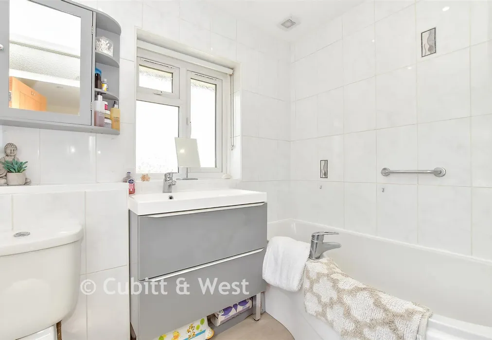 Bathroom - Glenwood Road, Southbourne, Hampshire - Wards of Kent