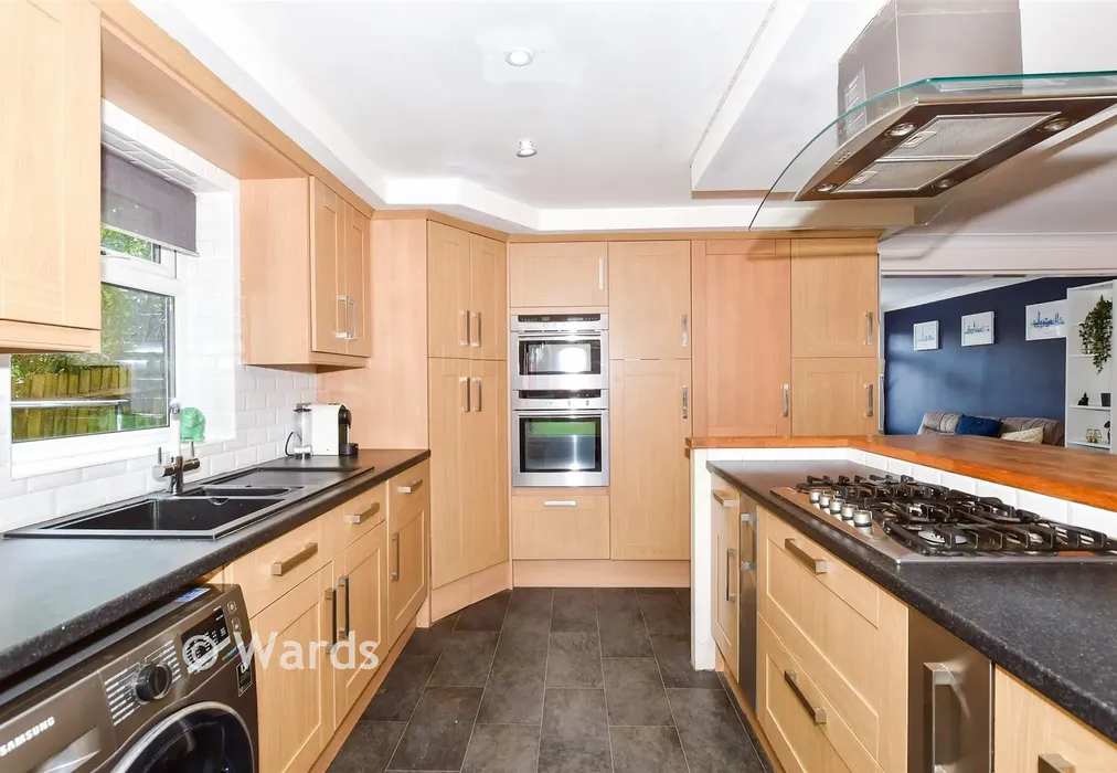 Kitchen - Snowdon Avenue, Maidstone, Kent - Wards of Kent