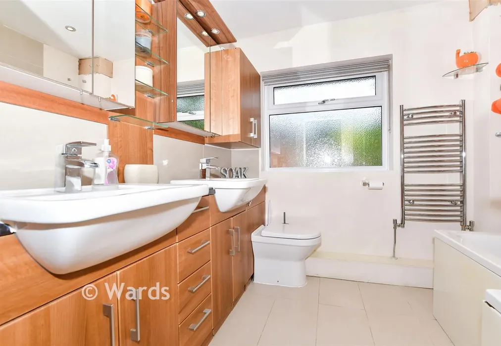 Bathroom - Snowdon Avenue, Maidstone, Kent - Wards of Kent