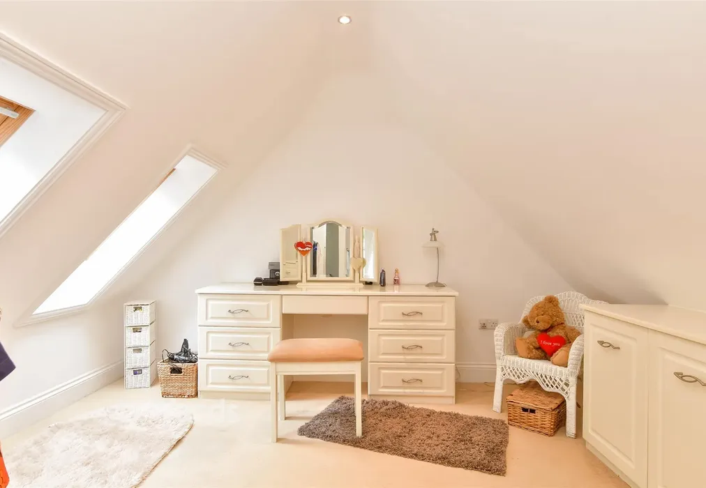 Dressing Room - Whitepost Lane, Meopham, Kent - Wards of Kent