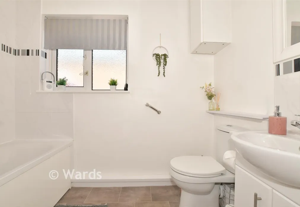 Bathroom - Central Avenue, Herne Bay, Kent - Wards of Kent