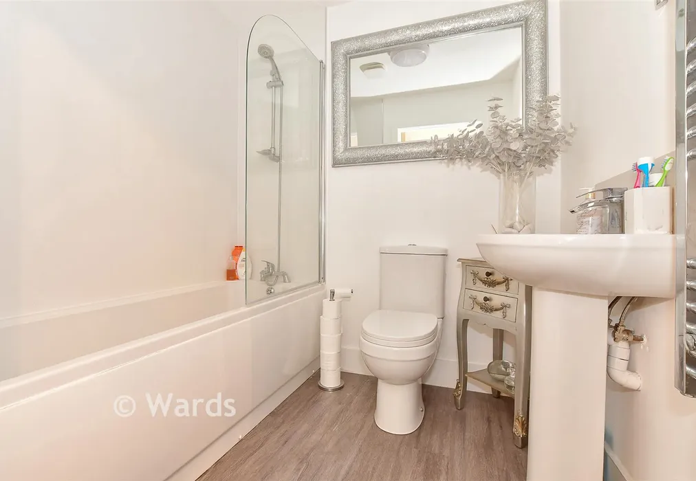 Bathroom - Pembury Road, Tonbridge, Kent - Wards of Kent