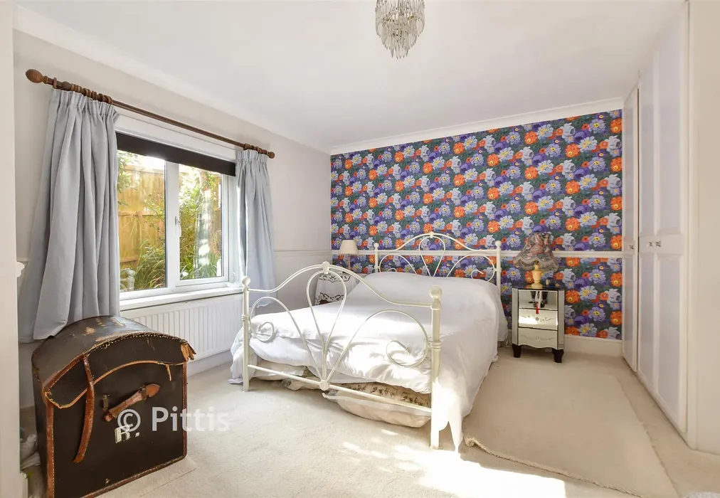 Bedroom 1 - Broadway, Totland Bay, Isle of Wight - Wards of Kent