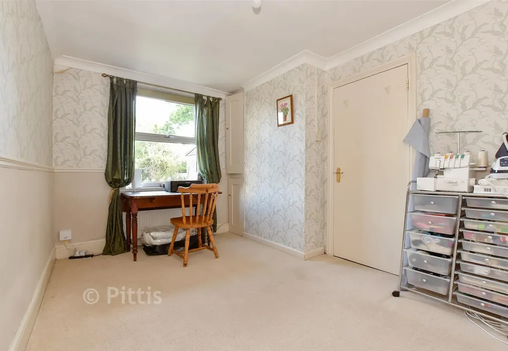 Bedroom 2 - Broadway, Totland Bay, Isle of Wight - Wards of Kent