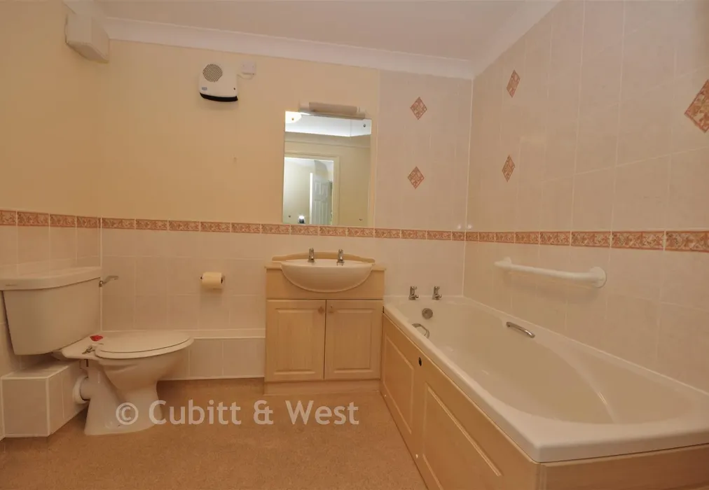 Bathroom - London Road, Redhill, Surrey - Wards of Kent