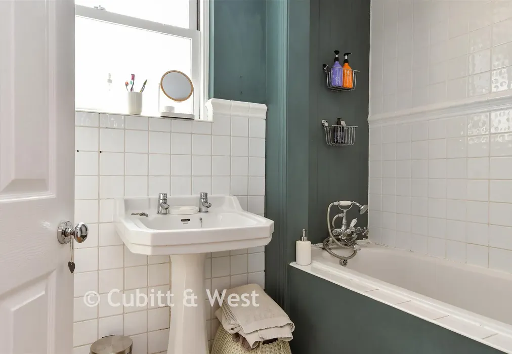 Bathroom - Osborne Road, Brighton, East Sussex - Wards of Kent