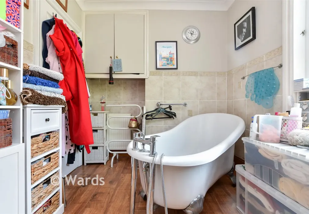 Bathroom - Crescent Road, Westbrook, Margate, Kent - Wards of Kent