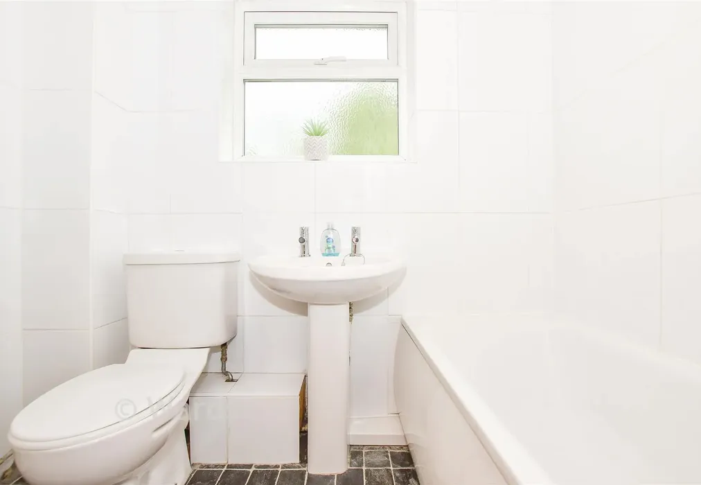 Bathroom - Chaffinch Close, Walderslade, Chatham, Kent - Wards of Kent