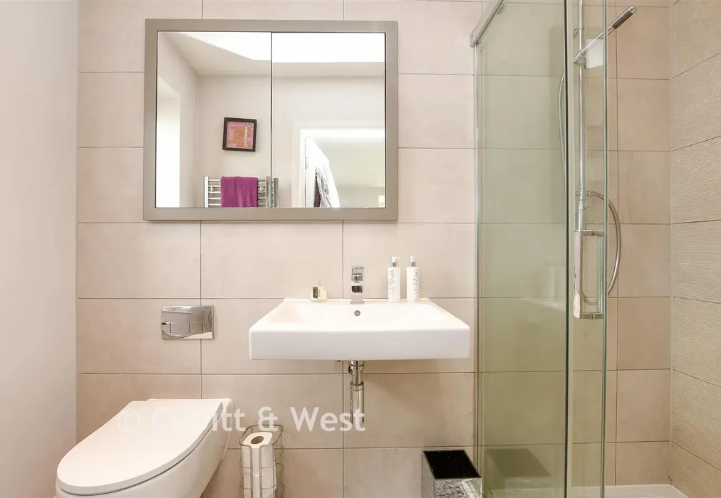 En-Suite - Bellevue Farm Road, Pease Pottage, Crawley, West Sussex - Wards of Kent