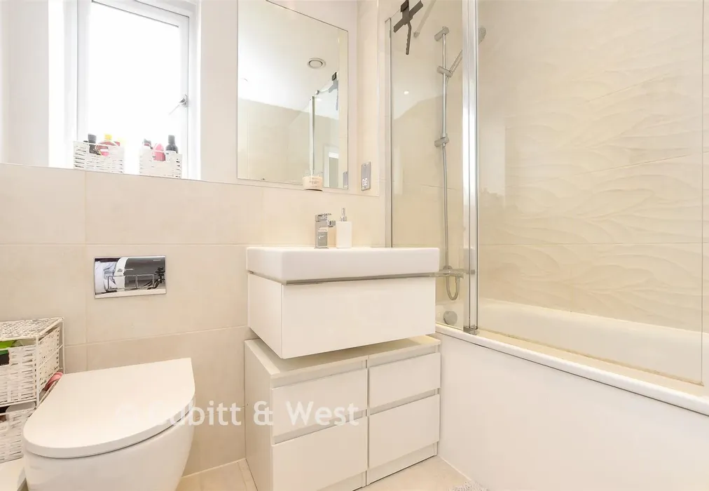 Family Bathroom - Bellevue Farm Road, Pease Pottage, Crawley, West Sussex - Wards of Kent