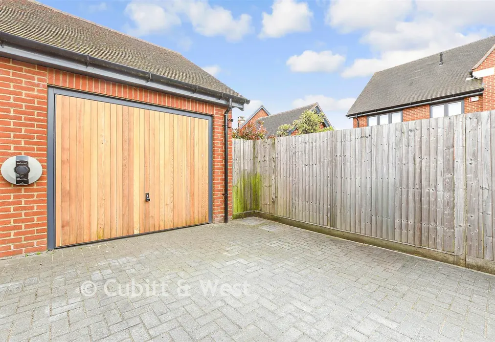 Garage - Bellevue Farm Road, Pease Pottage, Crawley, West Sussex - Wards of Kent