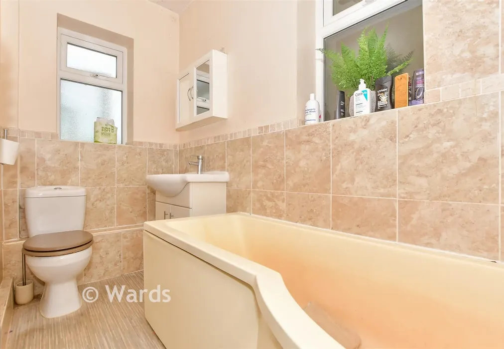 Bathroom - Aylesford Place, Willesborough, Ashford, Kent - Wards of Kent