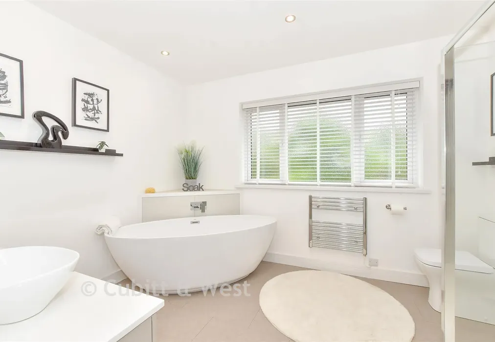 En-Suite Bathroom - Bowes Hill, Rowland's Castle, Hampshire - Wards of Kent