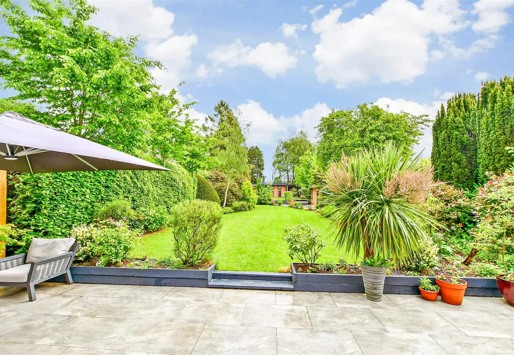 Rear Garden - Bowes Hill, Rowland's Castle, Hampshire - Wards of Kent