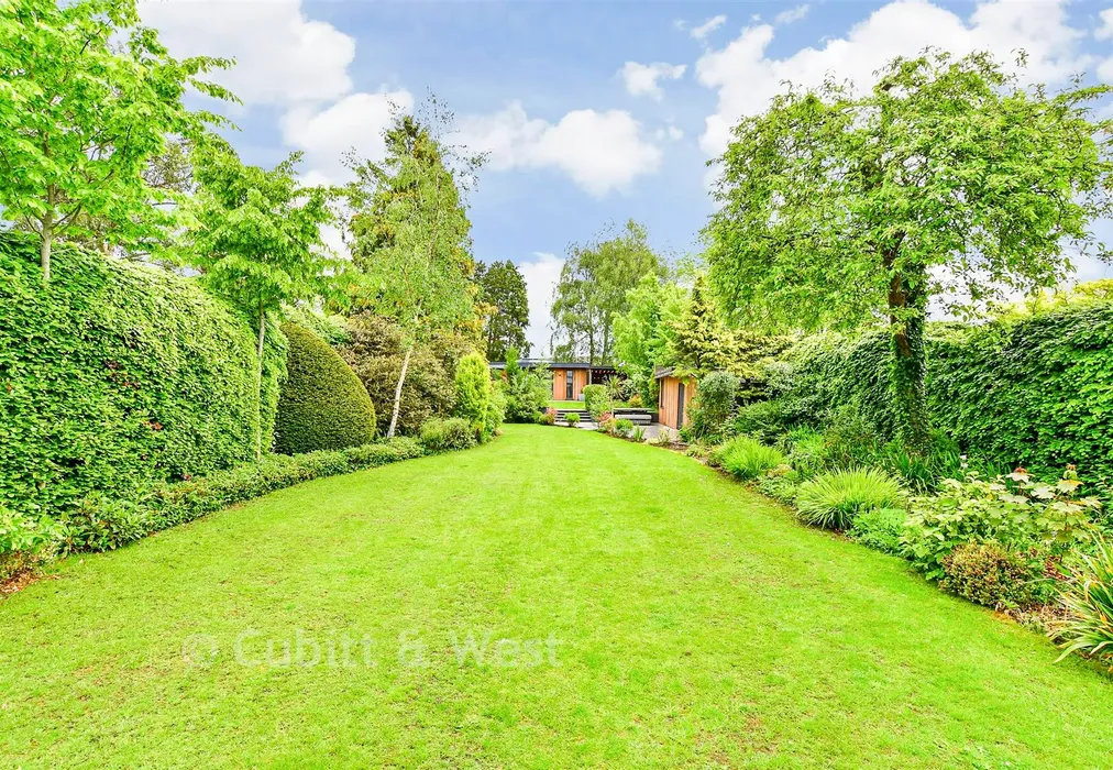 Rear Garden - Bowes Hill, Rowland's Castle, Hampshire - Wards of Kent