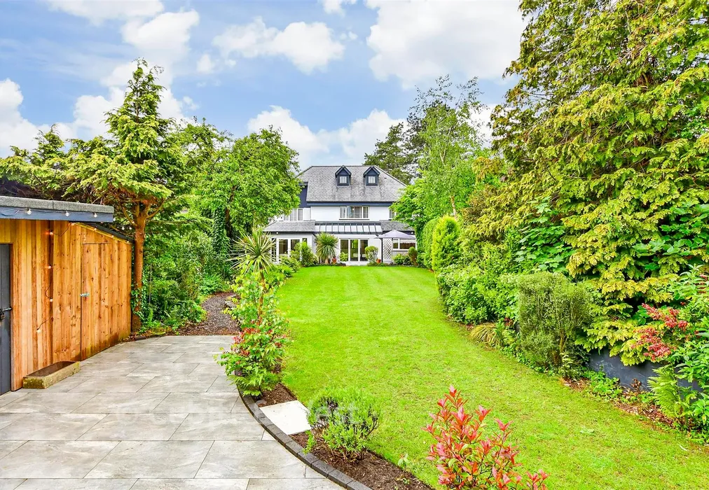 Rear Garden - Bowes Hill, Rowland's Castle, Hampshire - Wards of Kent