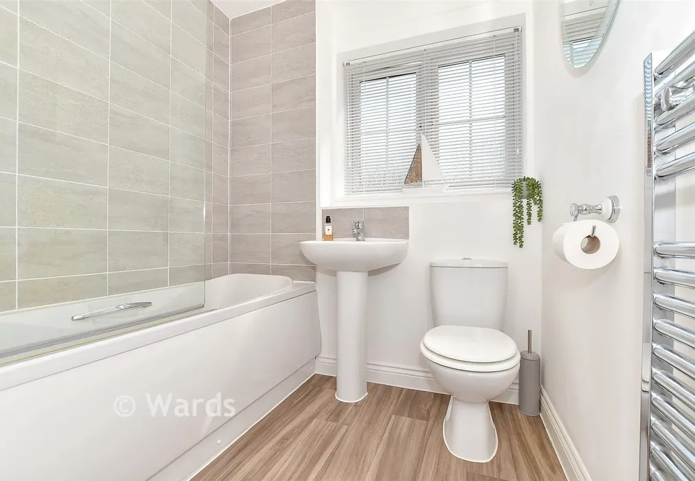 Bathroom - Wheatfields, Aldington, Ashford, Kent - Wards of Kent