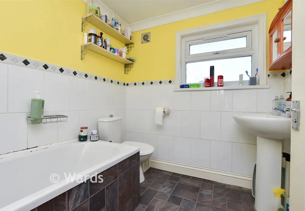 Bathroom - High Street, St. Lawrence, Ramsgate, Kent - Wards of Kent