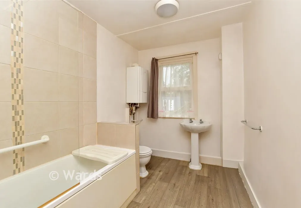 Bathroom - Rochester Avenue, Rochester, Kent - Wards of Kent