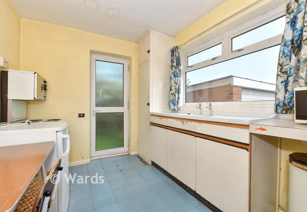Kitchen - Wickenden Crescent, Willesborough, Ashford, Kent - Wards of Kent