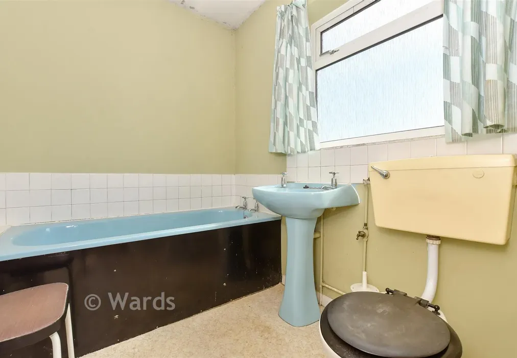 Bathroom - Wickenden Crescent, Willesborough, Ashford, Kent - Wards of Kent