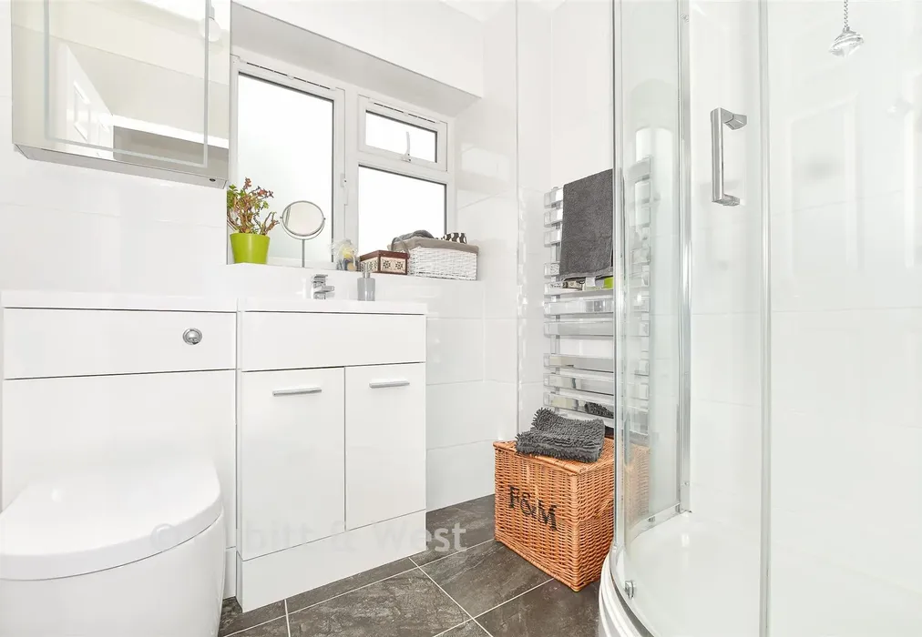 Bathroom - Kings Copse, East Grinstead, West Sussex - Wards of Kent