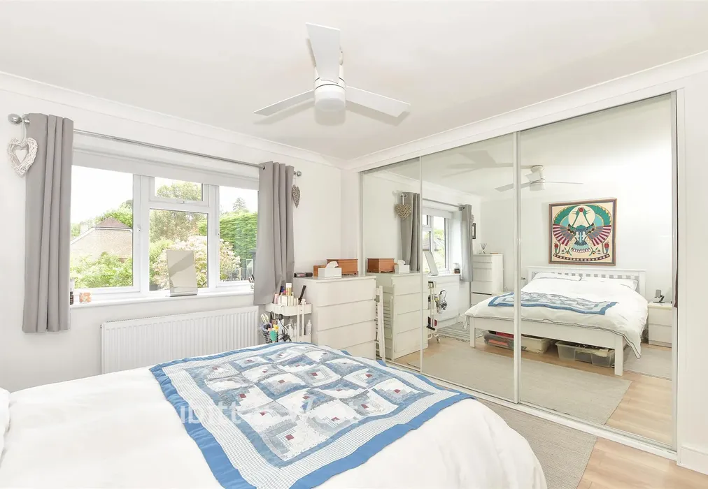 Bedroom 1 - Kings Copse, East Grinstead, West Sussex - Wards of Kent