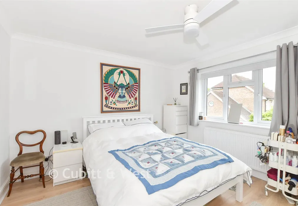 Bedroom 1 - Kings Copse, East Grinstead, West Sussex - Wards of Kent