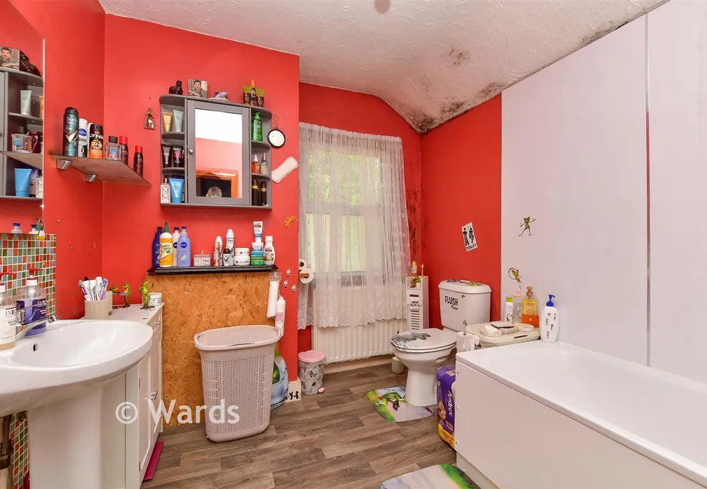 Bathroom - Mount Road, Chatham, Kent - Wards of Kent